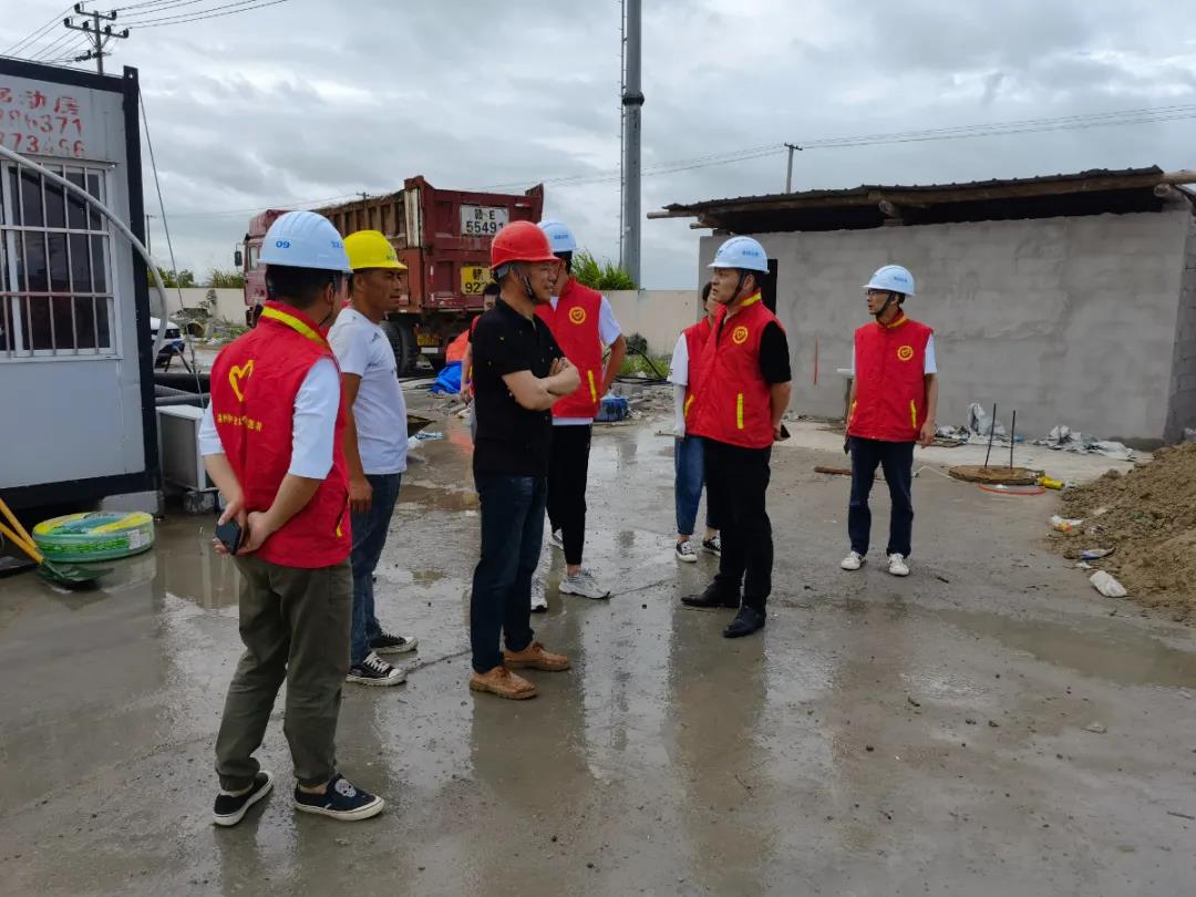 迎战台风“烟花”，，，，，，，，党员志愿者在行动.jpg