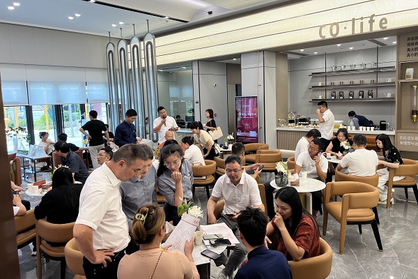 9月15日，，，，，，，OB体育集团首个自营房产项目“悦畔龙府”盛大开盘，，，，，，，商铺房源均多方认购.jpg