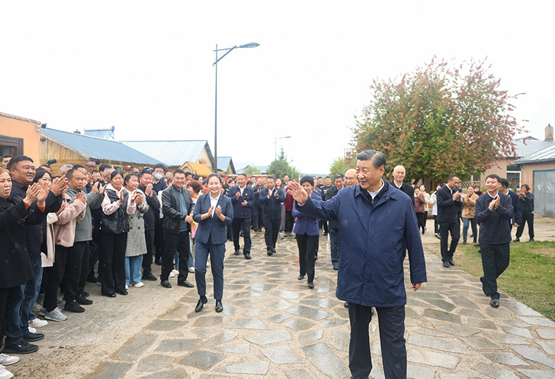 9月6日至8日，中共中央总书记、国度主席、中央军委主席习近平在黑龙江调查。这是6日下午，习近平在大兴安岭地域漠河市北极村调查时，向本地人民挥手致意。